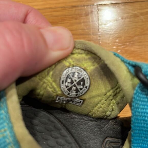 KEEN  Sandals size 2 - Picture 6 of 6